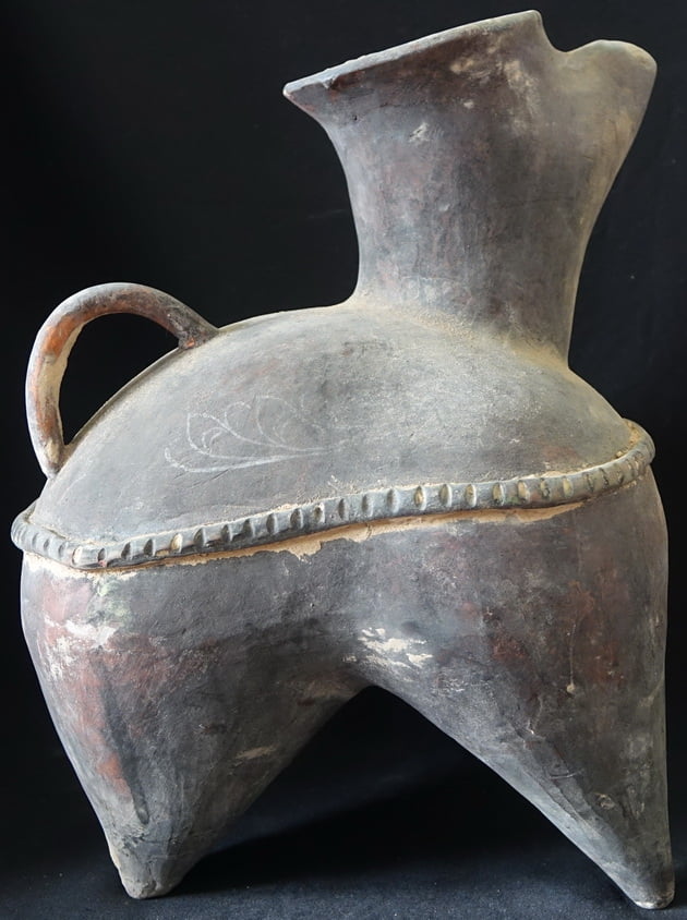 Chinese Shang Dynast Neolithic Tripod Vessel