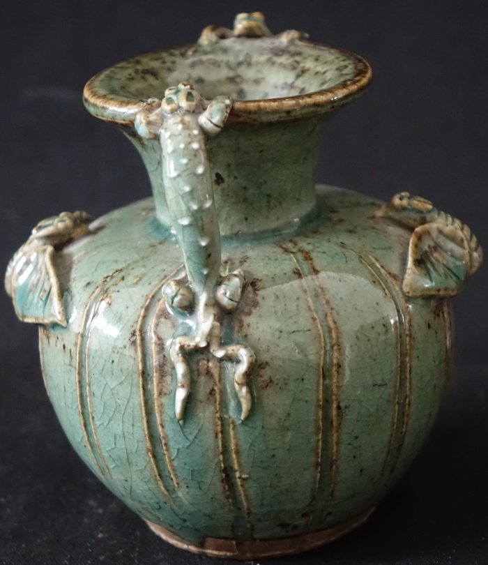 beautiful green glazed Qing Dynasty Ceramic Vase Salamander Bat Decoration. Salamanders and bats are a common feature or motif used to decorate Chinese pottery, porcelain